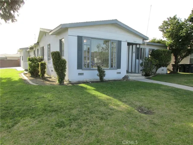 * Big Window With Great Front Yard View *