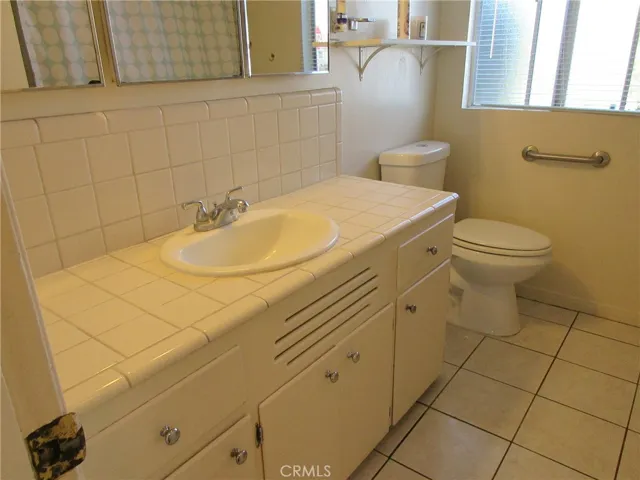  * Hallway Full Bathroom *