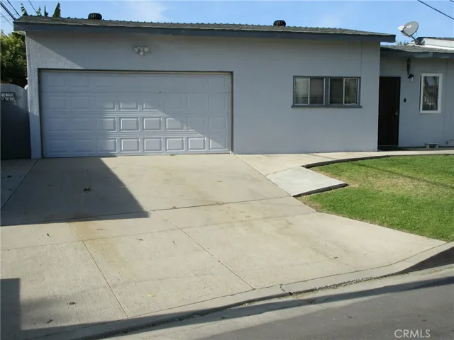 * Automatic Roll Up Garage Door * Wide Driceway *