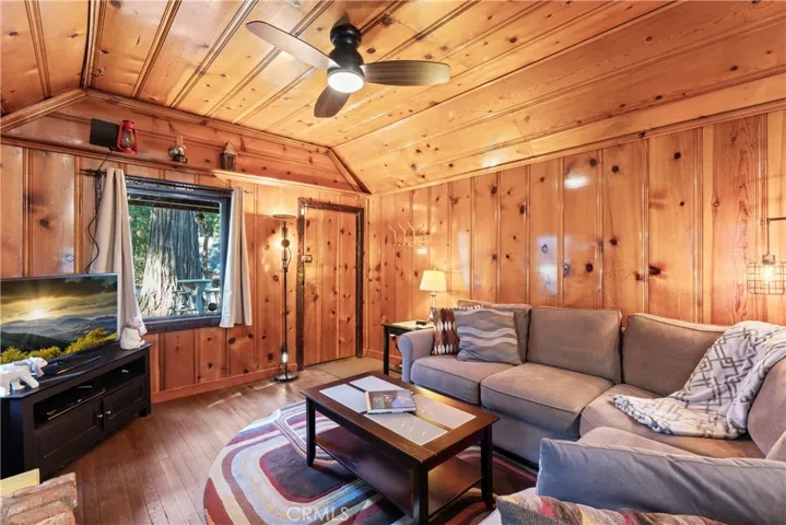 1021 Mars Way, Crestline, California 92325