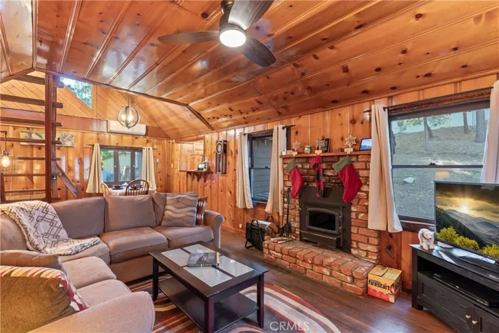 1021 Mars Way, Crestline, California 92325
