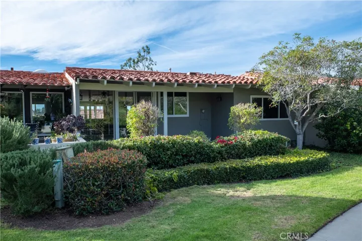 2154 Vista Entrada, Newport Beach, California 92660