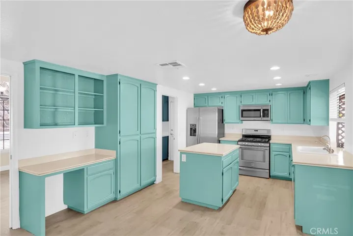 13561 Coachella Road, Apple Valley, California 92308