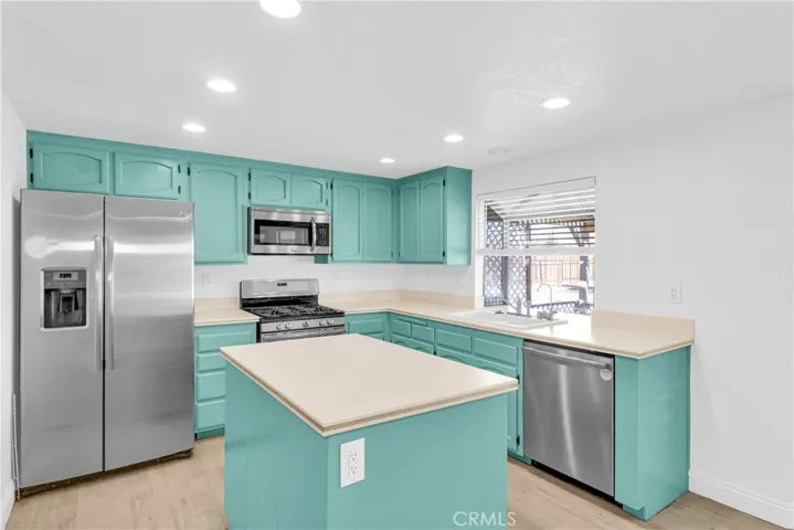 13561 Coachella Road, Apple Valley, California 92308