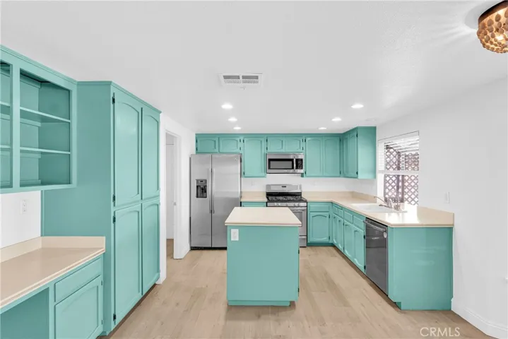 13561 Coachella Road, Apple Valley, California 92308