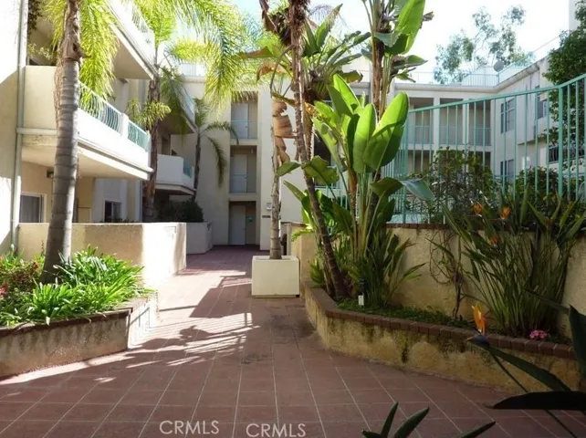 5420 Sylmar Avenue 213, Sherman Oaks, California 91401