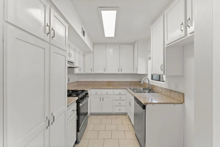10500 Sunland Boulevard 7, Sunland, California 91040