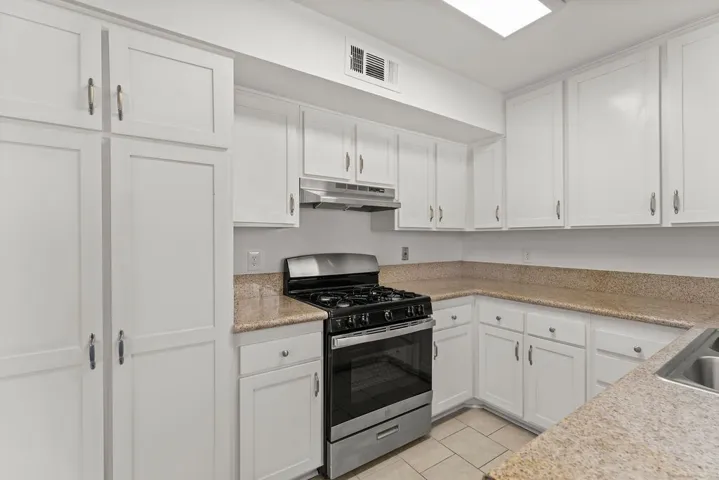 10500 Sunland Boulevard 7, Sunland, California 91040