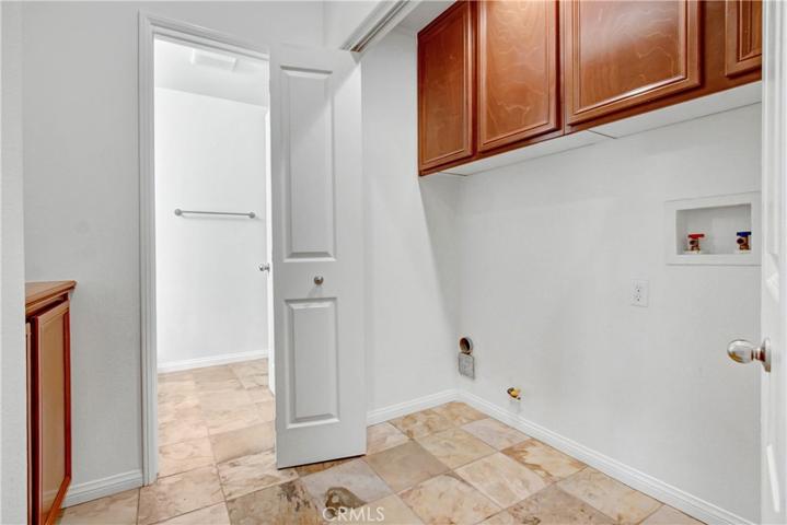 Laundry area w/ hook ups