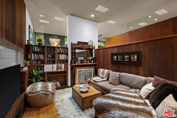 1543 N Beverly Glen Boulevard, Los Angeles, California 90077