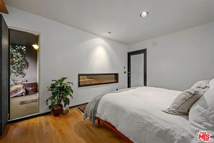 1543 N Beverly Glen Boulevard, Los Angeles, California 90077