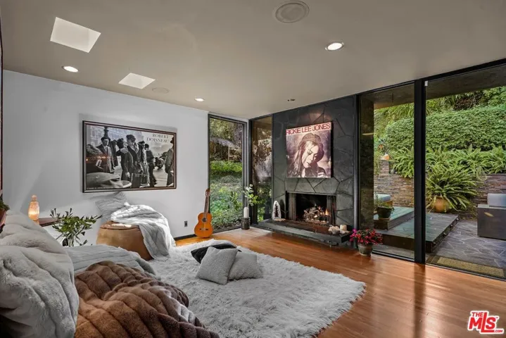 1543 N Beverly Glen Boulevard, Los Angeles, California 90077