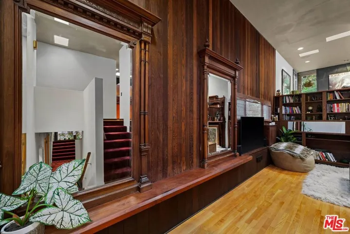 1543 N Beverly Glen Boulevard, Los Angeles, California 90077