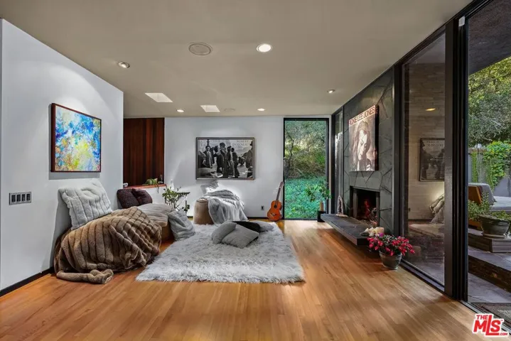 1543 N Beverly Glen Boulevard, Los Angeles, California 90077
