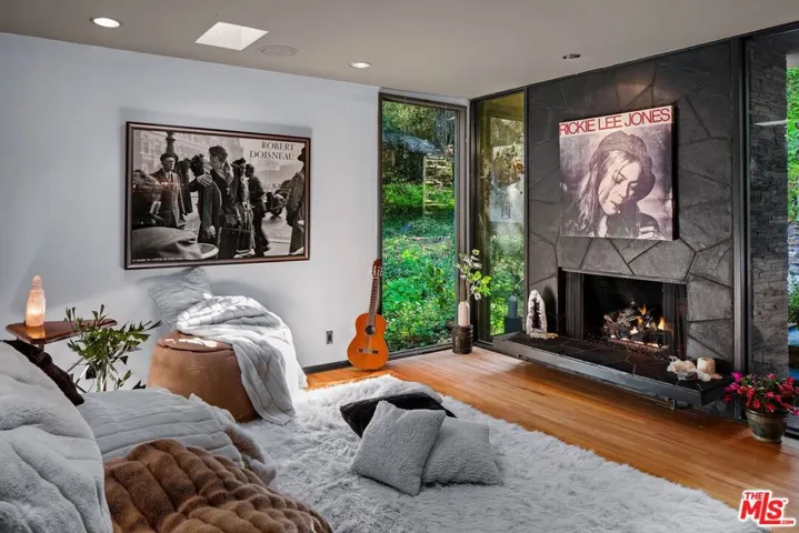 1543 N Beverly Glen Boulevard, Los Angeles, California 90077