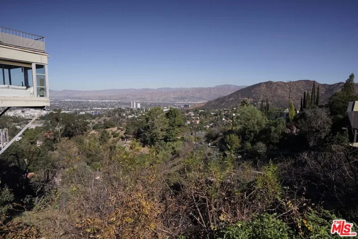 7141 Pacific View Drive, Los Angeles, California 90068