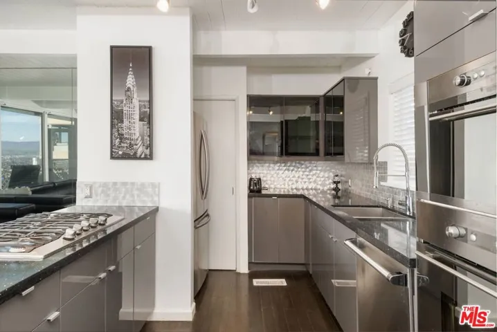 7141 Pacific View Drive, Los Angeles, California 90068