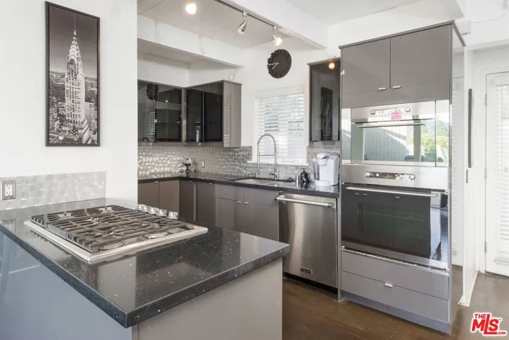 7141 Pacific View Drive, Los Angeles, California 90068