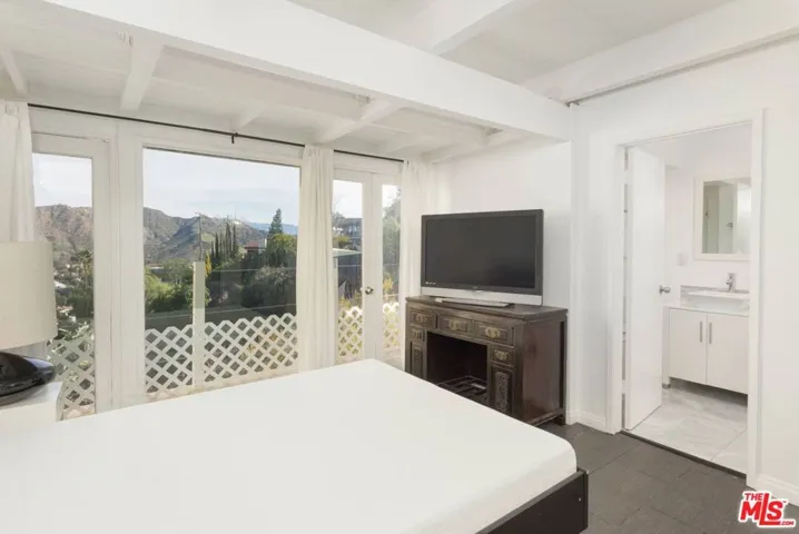 7141 Pacific View Drive, Los Angeles, California 90068