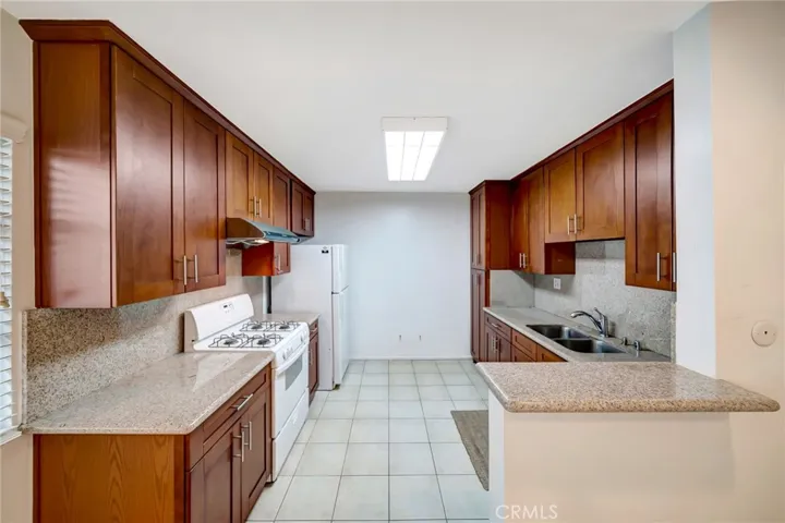 5315 Zelzah Avenue 6, Encino, California 91316
