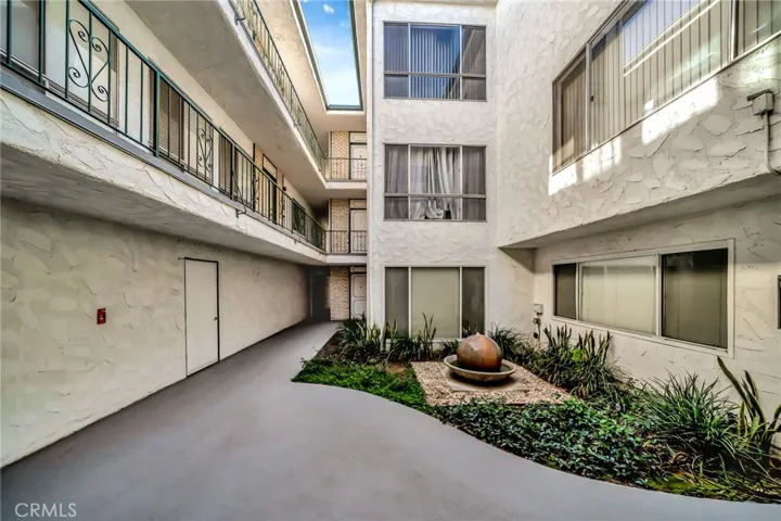 5315 Zelzah Avenue 6, Encino, California 91316