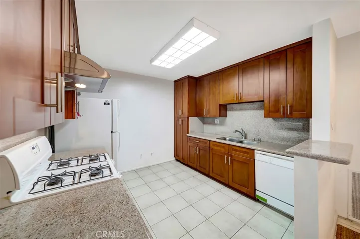 5315 Zelzah Avenue 6, Encino, California 91316