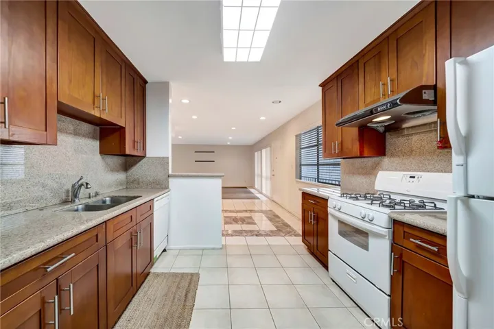 5315 Zelzah Avenue 6, Encino, California 91316