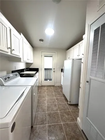 Laundry room to side carport area