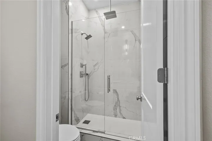 Guest bath with upgraded shower with dual showerheads