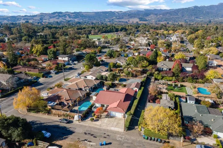 18979 Robinson Road, Sonoma, California 95476