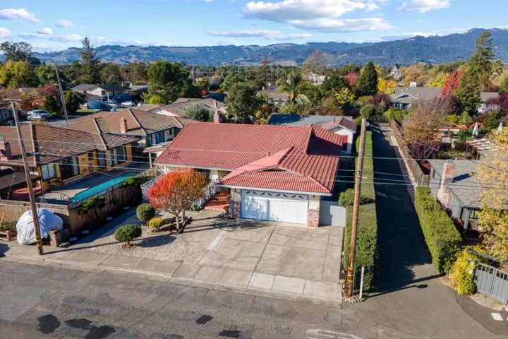 18979 Robinson Road, Sonoma, California 95476