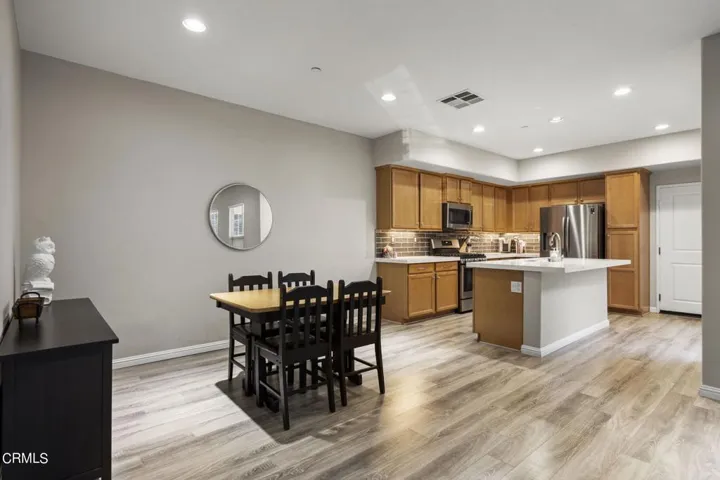 9-web-or-mls-UpmarketMedia_319Feather78