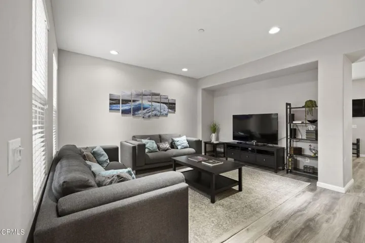 6-web-or-mls-UpmarketMedia_319Feather71