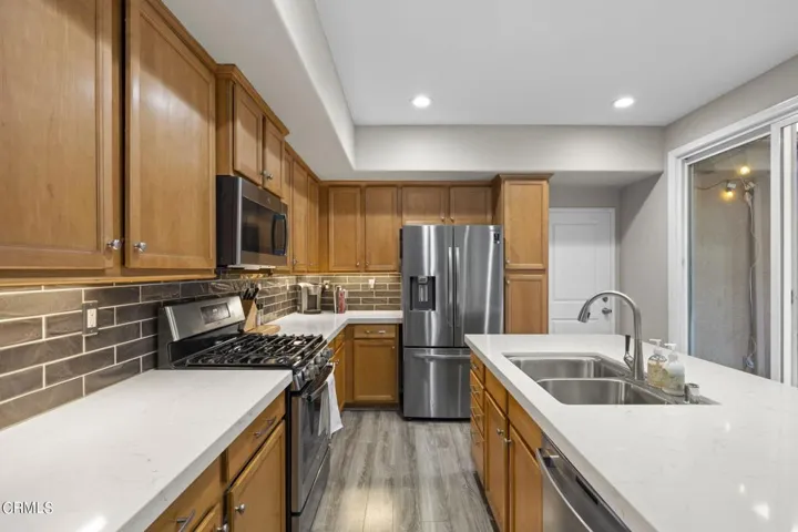 13-web-or-mls-UpmarketMedia_319Feather59