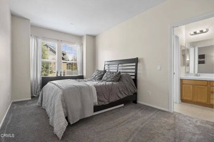 32-web-or-mls-UpmarketMedia_319Feather48