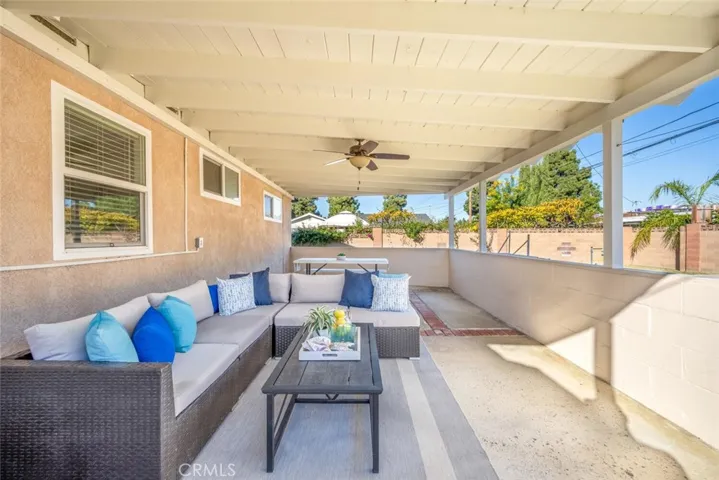 Great outdoor covered patio!
