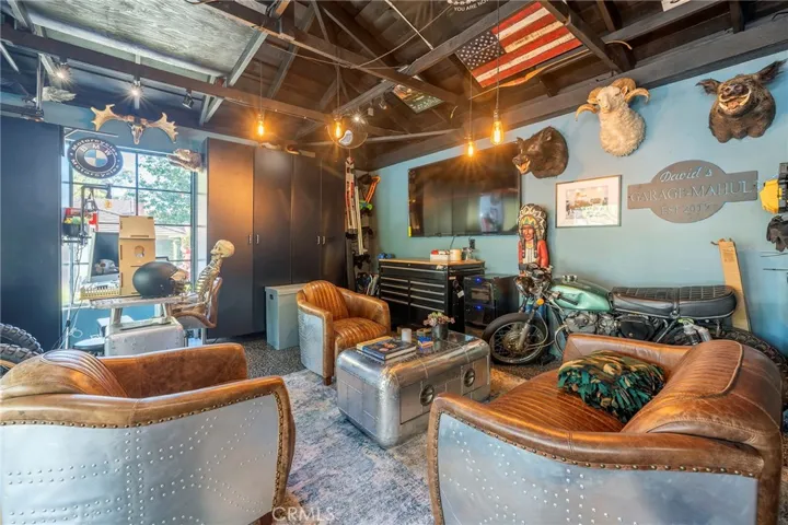 Garage / Man-Cave