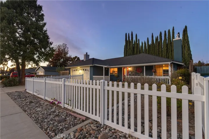 Lovely White Picket Fence Enclosure