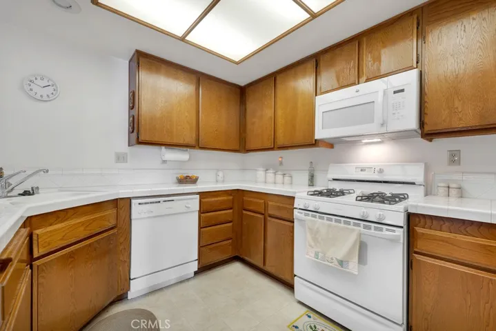 1062 Thistlegate Road, Oak Park, California 91377