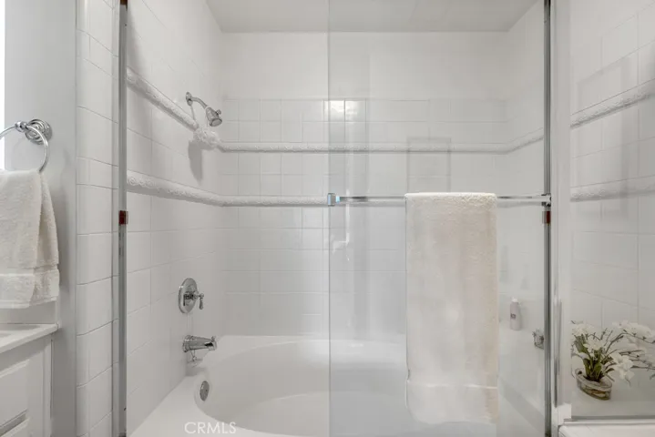 1062 Thistlegate Road, Oak Park, California 91377