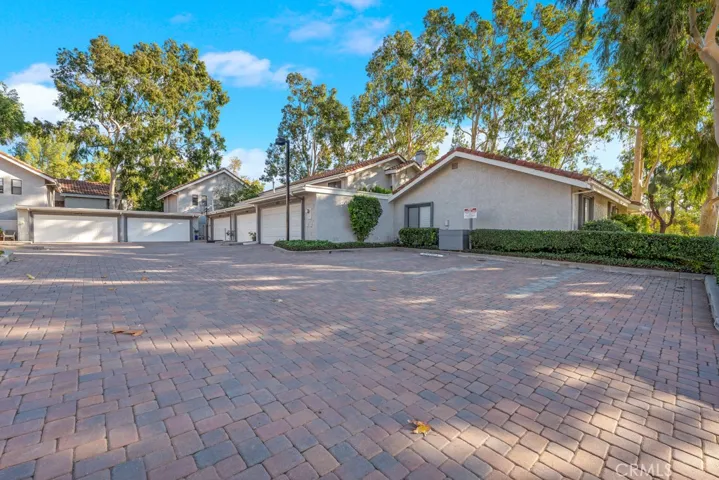 1062 Thistlegate Road, Oak Park, California 91377