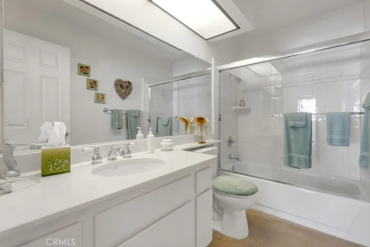 1062 Thistlegate Road, Oak Park, California 91377