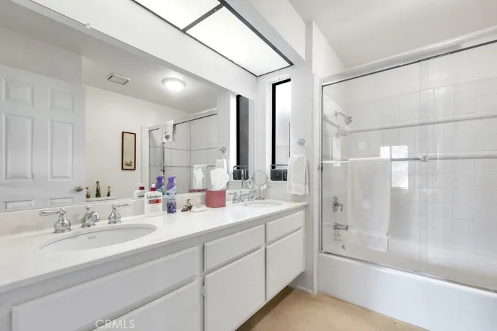 1062 Thistlegate Road, Oak Park, California 91377