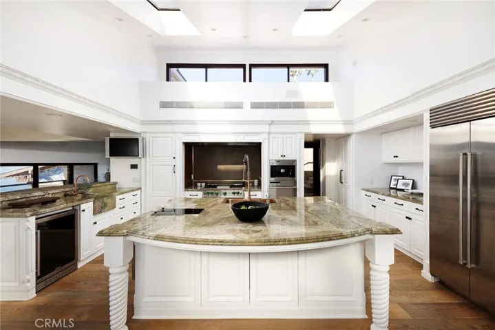 Kitchen Island and bar