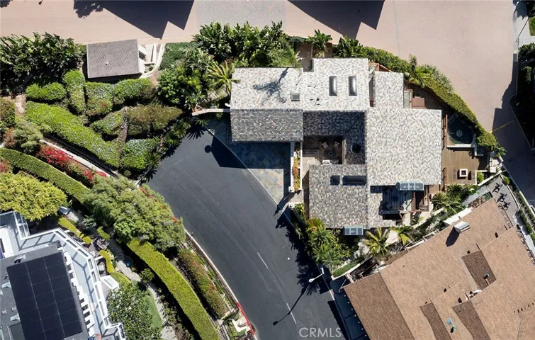 Cul-de-sac location with lots of parking