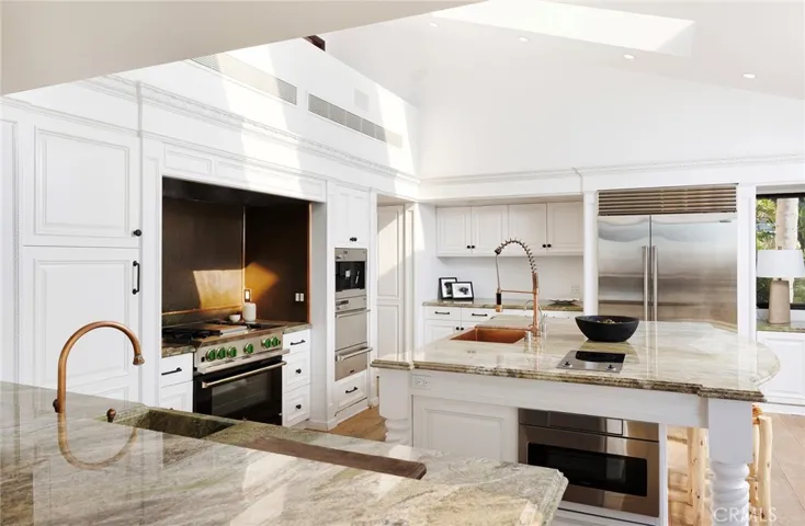 Kitchen with 2 sinks