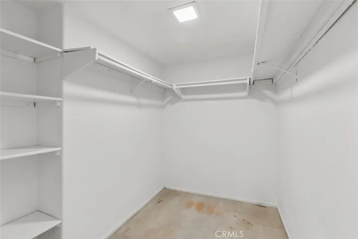 LARGE WALK IN CLOSET IN PRIMARY BEDRROM.