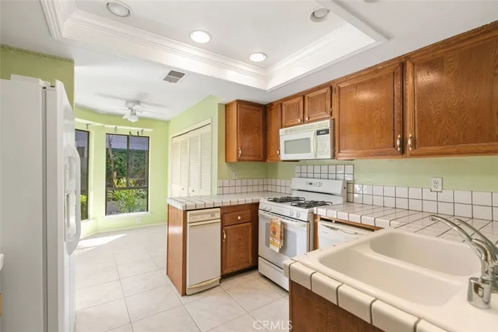 KITCHEN OPENS TO EATING AREA, LIGHT AND BRIGHT.  CLOSET TO RIGHT ,WASHER AND DRYER LOCATION.
LOTS OF POTENTIAL WITH REMODEL TO ENLARGE THE KITCHEN AND CREATE A GREAT ENTERTAINING KITCHEN