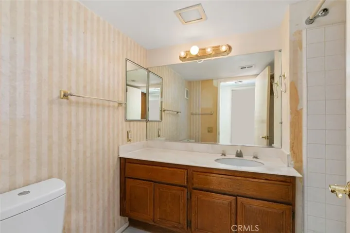 SECONDARY FULL BATHROOM
