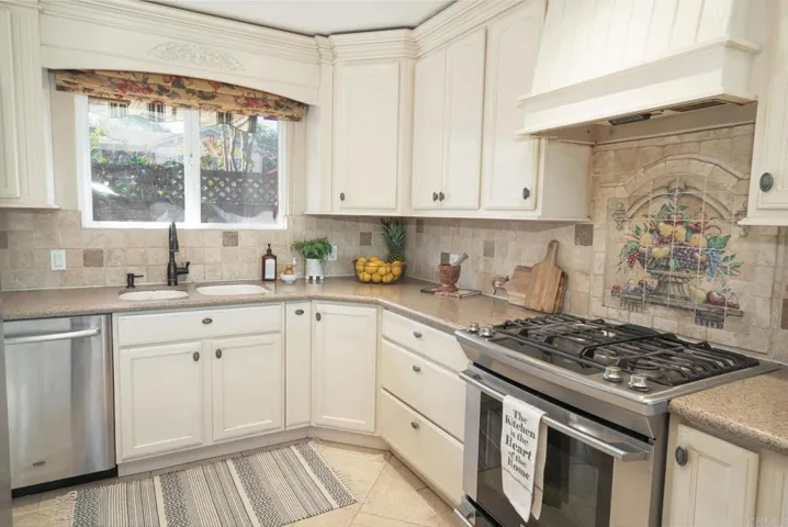 353 Lado De Loma Drive, Vista, California 92083